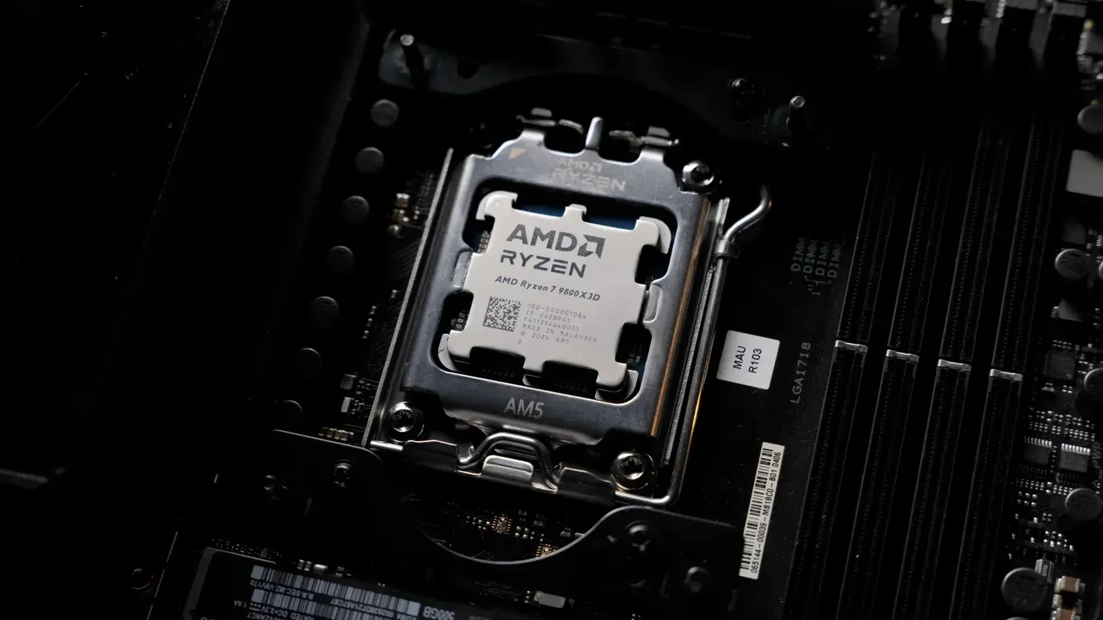 Vídeo del AMD Ryzen 7 9800x3D con benchmarks de juegos y comparaciones con modelos anteriores.
