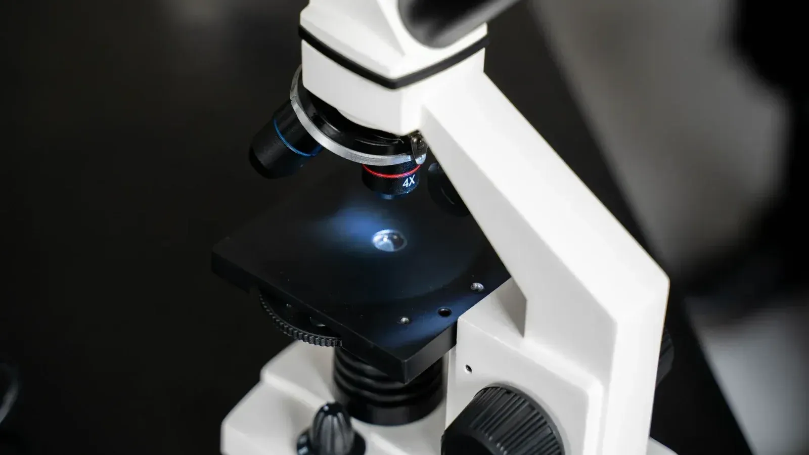 Vista de cerca de un microscopio de laboratorio con enfoque selectivo, ideal para uso científico.