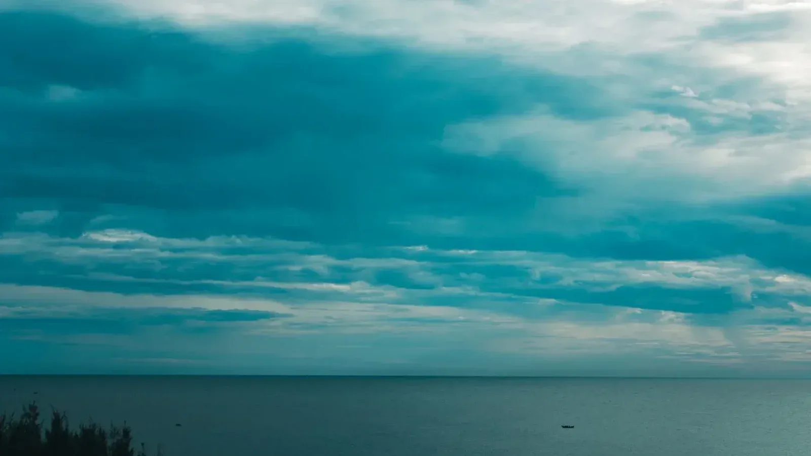 Paisaje marino tranquilo con nubes dramáticas sobre el océano en Quảng Trị, Vietnam.
