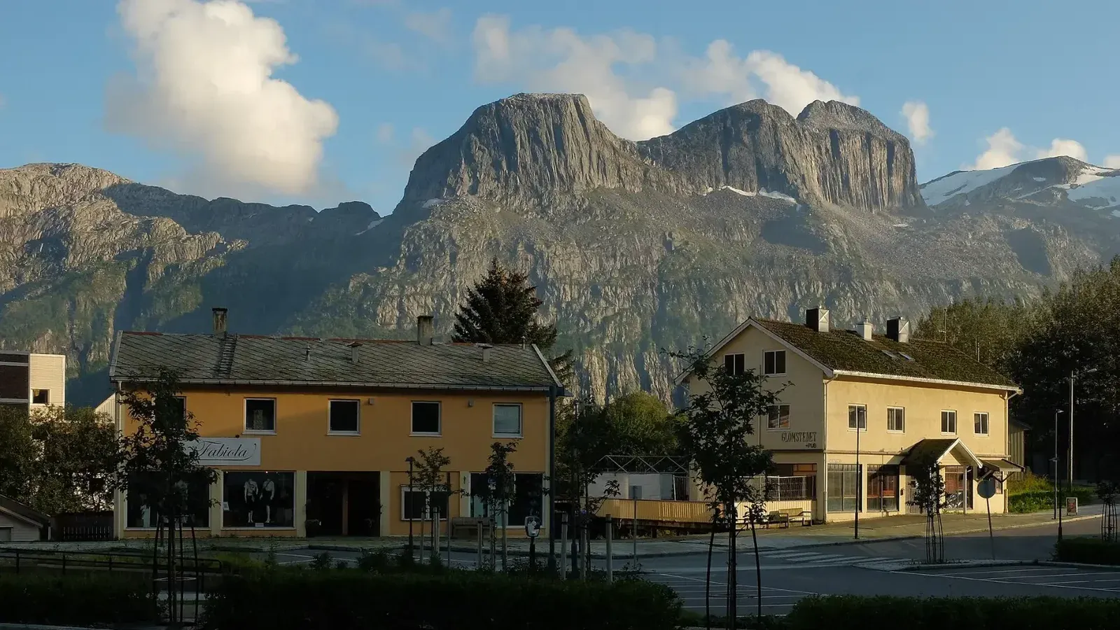 Glomfjord es una ciudad y un lugar industrial en el municipio de Meløy en Nordland.