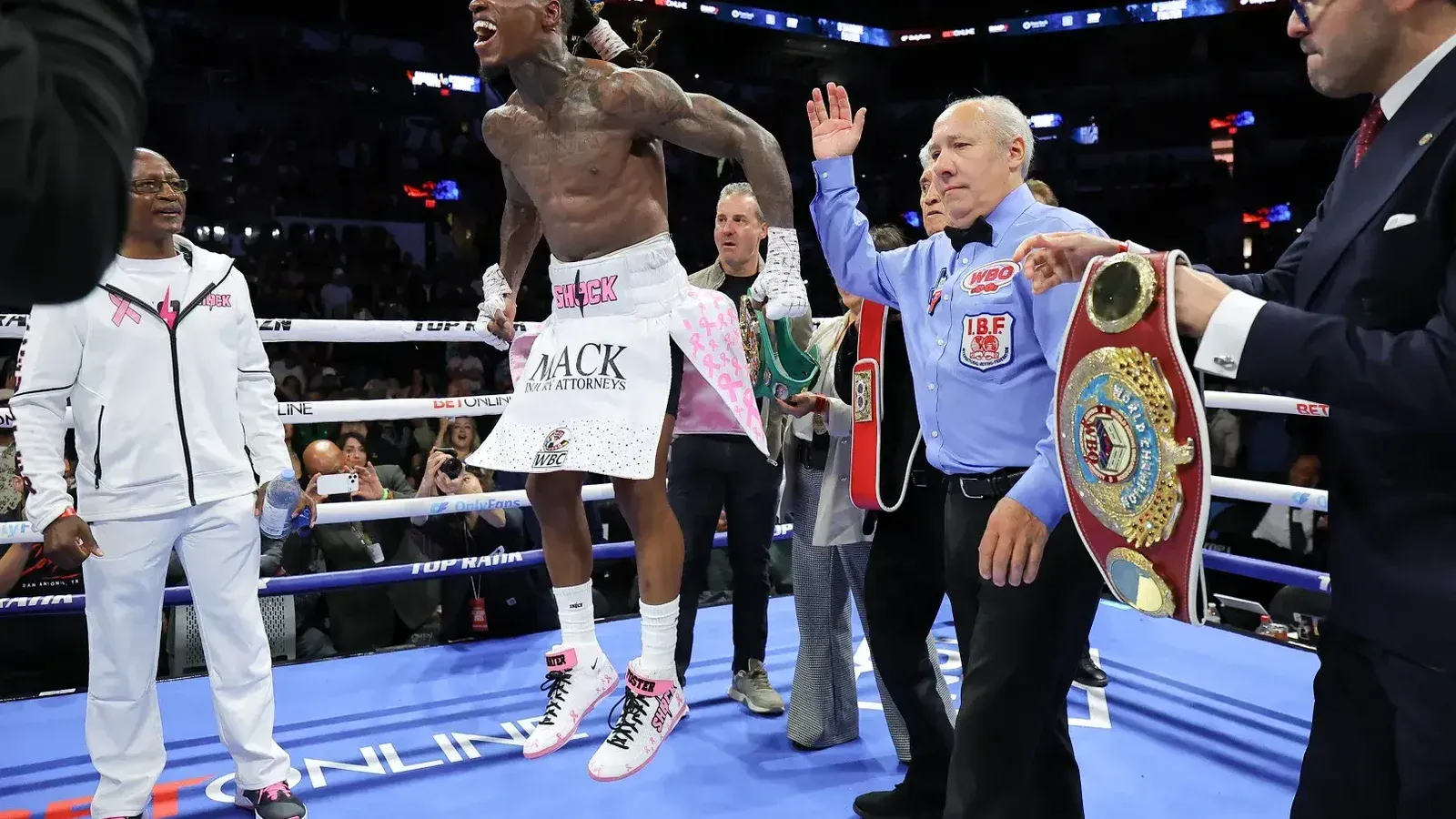 Article image of O'Shaquie Foster Unifies World Titles with Victory Over Emanuel Navarrete