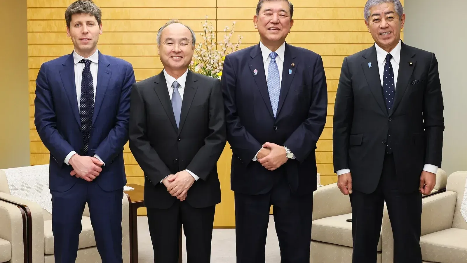 Sam Altman y Masayoshi Son posan de pie junto al entonces primer ministro japonés Shigeru Ishiba y otro funcionario en la residencia oficial del primer ministro de Japón