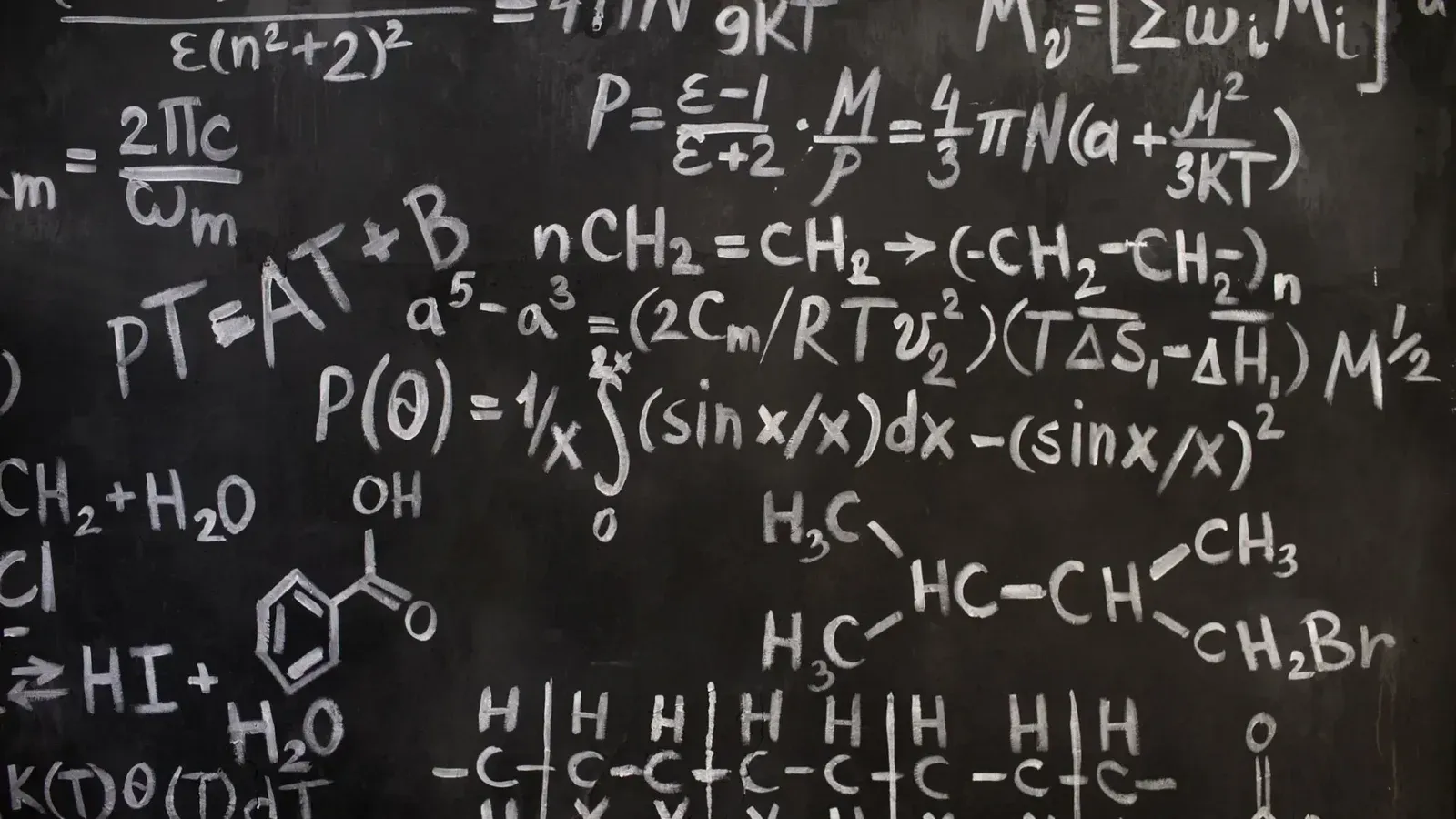 Una vista de cerca de fórmulas matemáticas y químicas complejas en una pizarra.