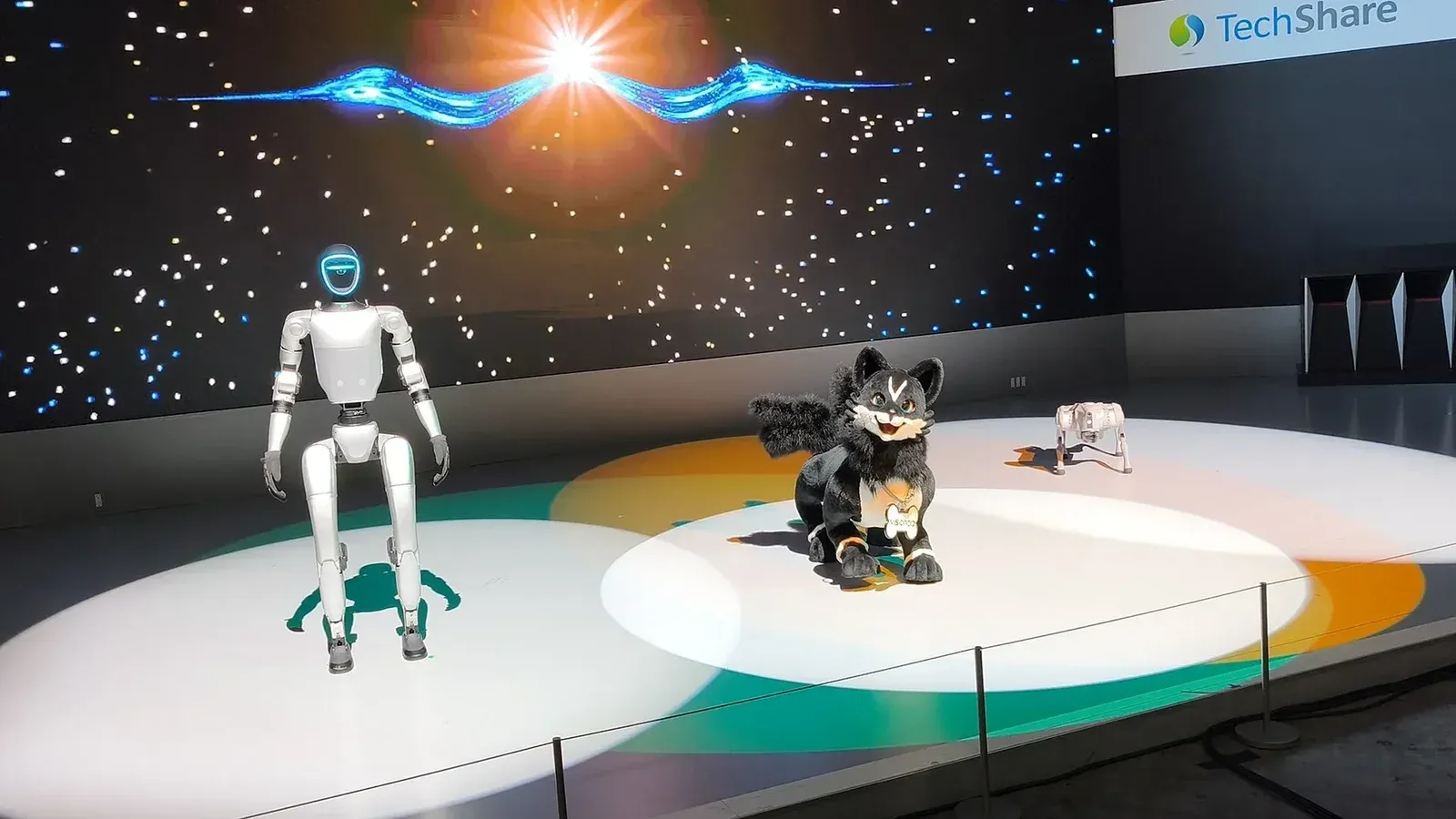 日本の東京都江東区にある東京ビッグサイトで開催された「Japan Mobility Show 2025」。西1・2ホールの「Tokyo Future Tour 2035」のブース。「Introduction」のコーナーのステージに登場した、左からUnitree Roboticsのヒューマノイドロボット「Unitree