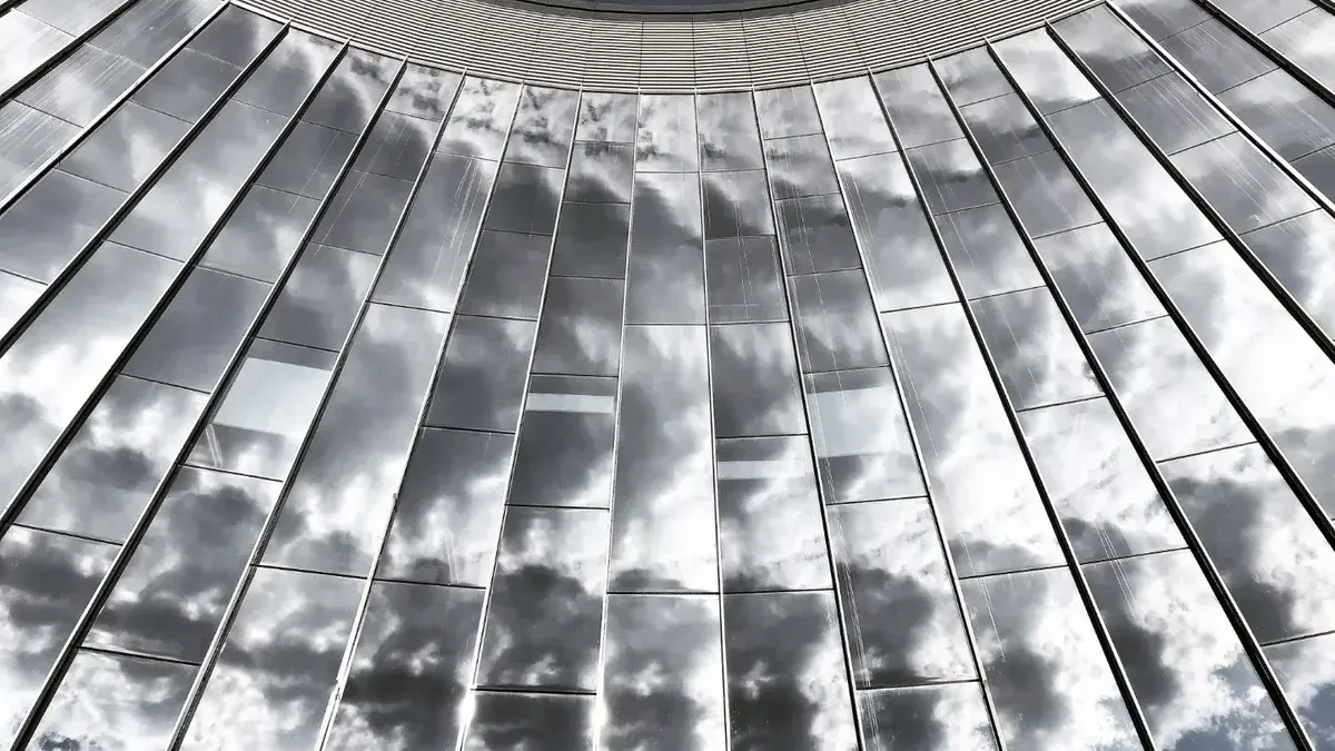 Vista de ángulo bajo del moderno edificio de vidrio que refleja el cielo en Skolkovo, Rusia.