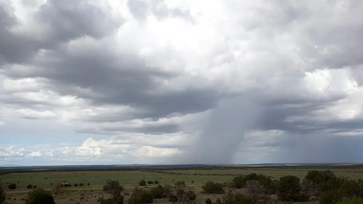 Tormenta de lluvia en el este de Nuevo México asociada con el monzón de América del Norte, que extrae humedad del Golfo de México a finales de los meses de verano.