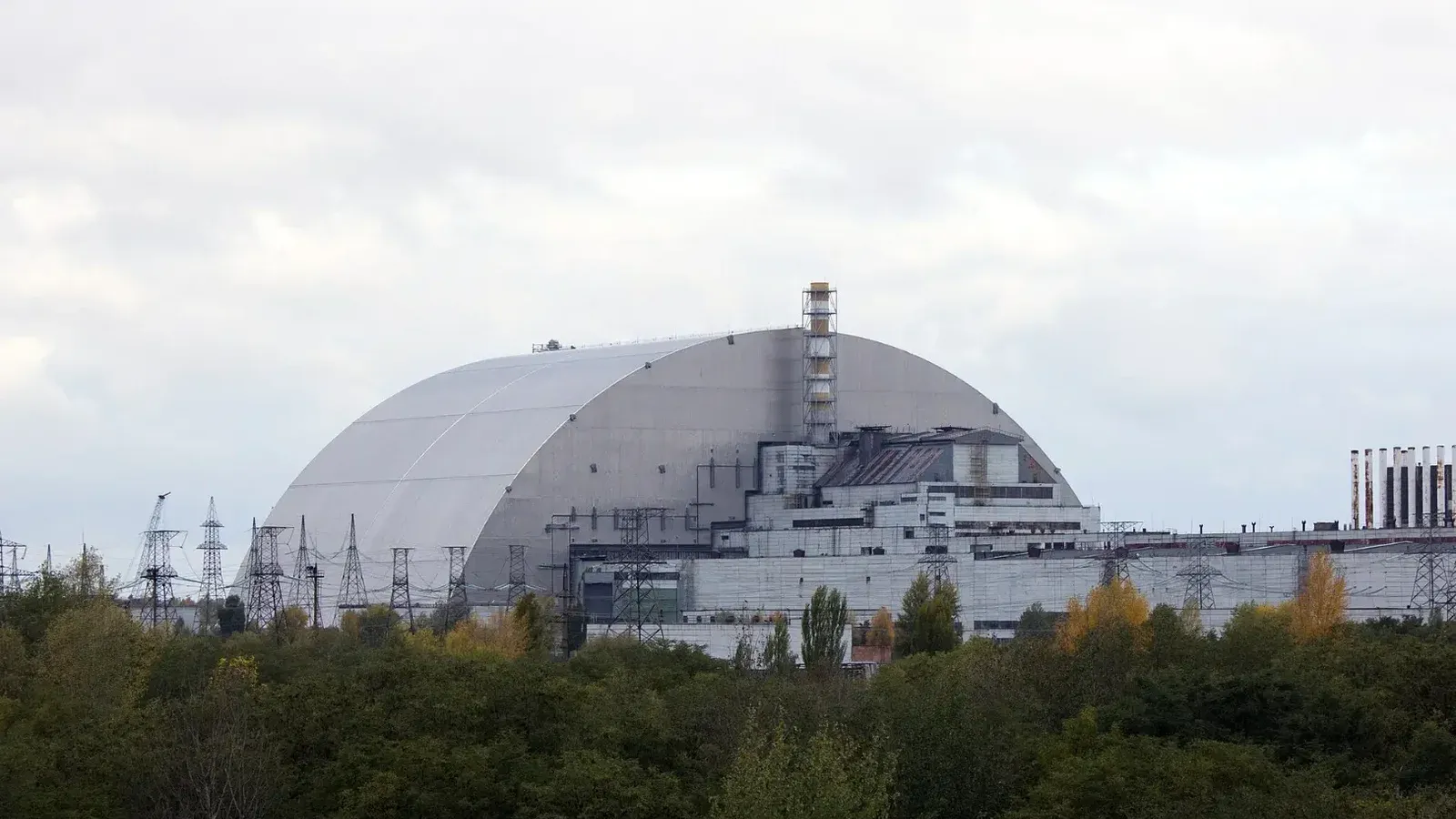 El nuevo confinamiento seguro en la posición final sobre el reactor 4 en la central nuclear de Chernobyl.