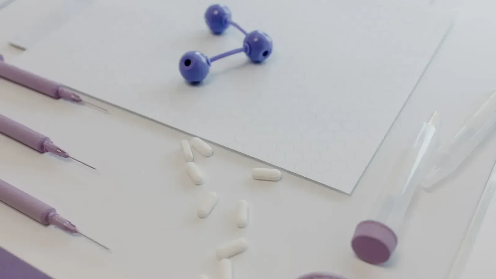 Herramientas médicas y pastillas dispuestas sobre una mesa, mostrando un entorno de investigación de laboratorio.