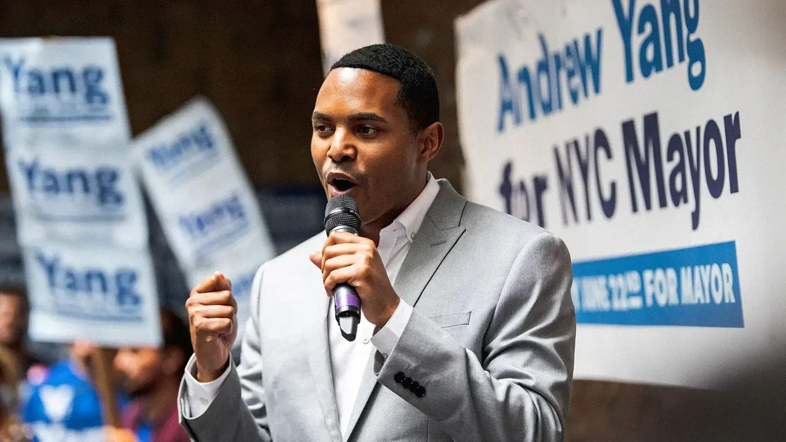 Ritchie Torres habla en Yangforny Rally en la ciudad de Nueva York durante las primarias demócratas de la alcaldía de 2021.