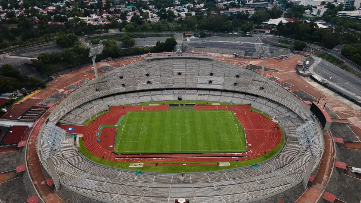Una impresionante vista aérea del Estadio Olímpico Universitario en la Ciudad de México, mostrando su gran arquitectura.