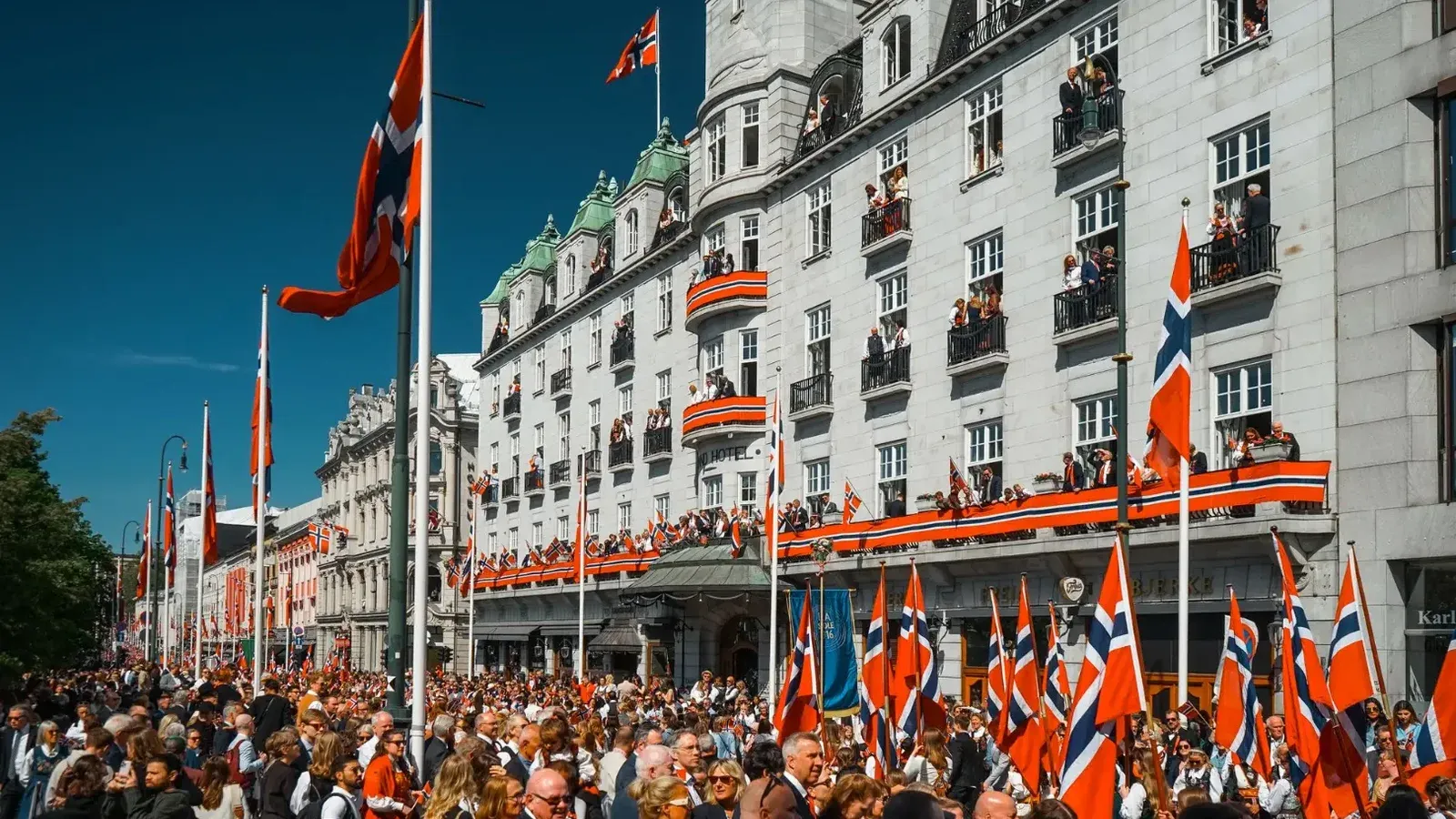 Celebración de la calle vibrante en Oslo durante el Día de la Constitución de Noruega.