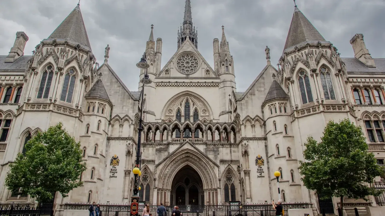 Exterior de los Reales Tribunales de Justicia de Londres con cielos nublados.