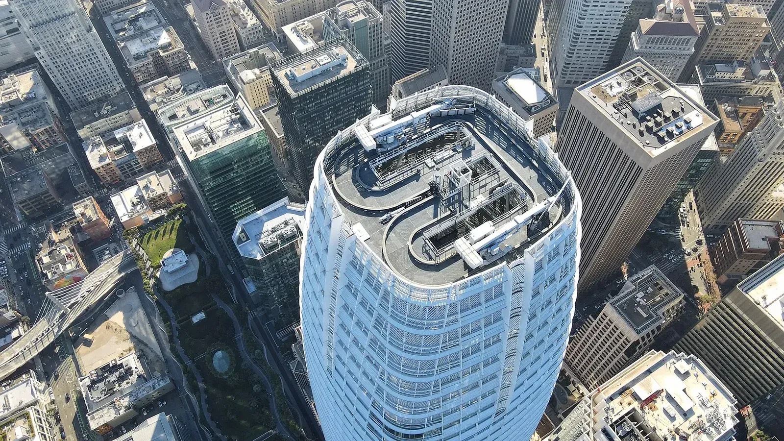 El techo de la Torre Salesforce en San Francisco, visto desde un DJI Mavic Air 2 en 2022.
