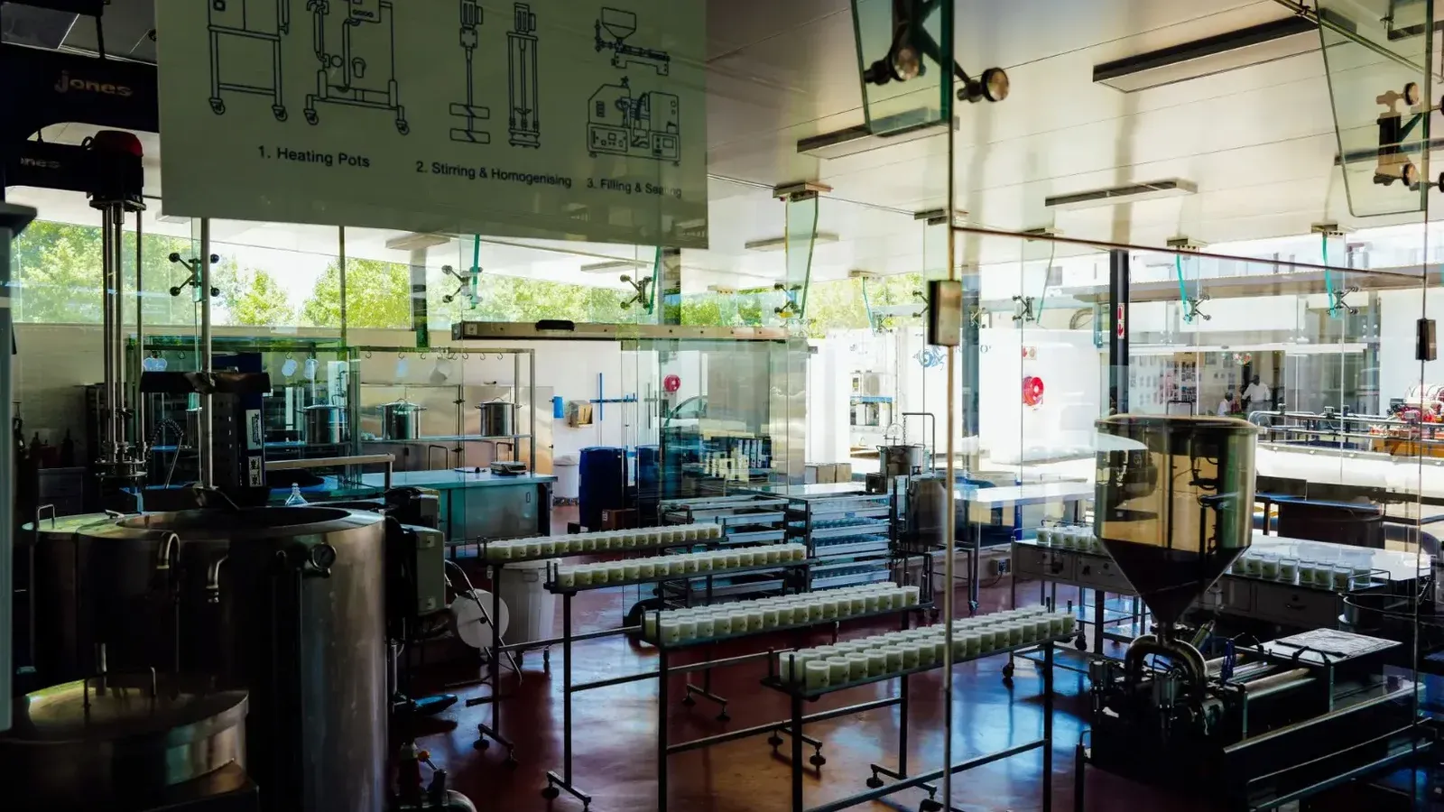 Amplio y moderno interior de planta de producción de alimentos con maquinaria industrial y línea de procesamiento.