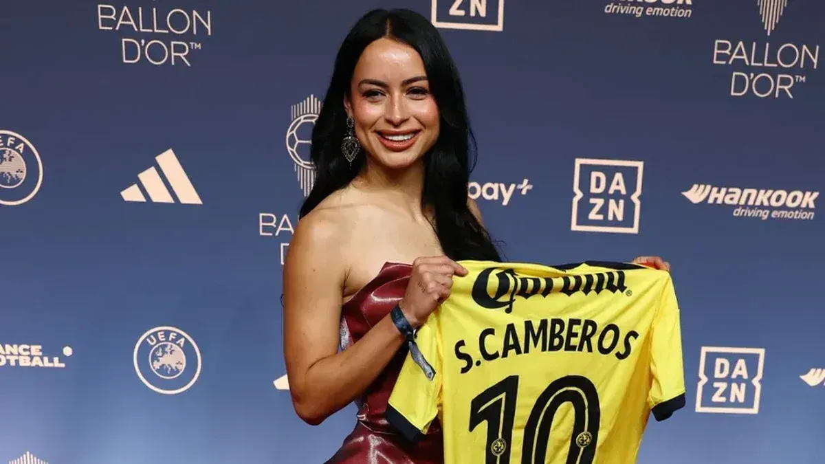 Scarlett Camberos presume playera del América en la alfombra roja del Balón de Oro