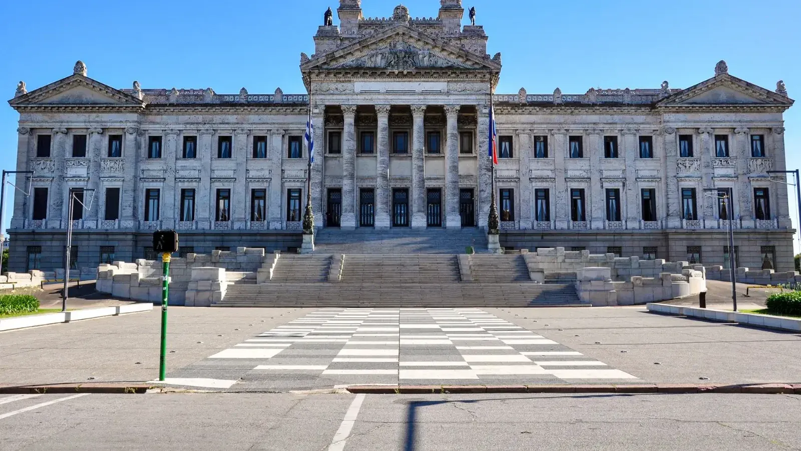 Vista frontal del Palacio Legislativo de Uruguay en Montevideo en un día despejado.