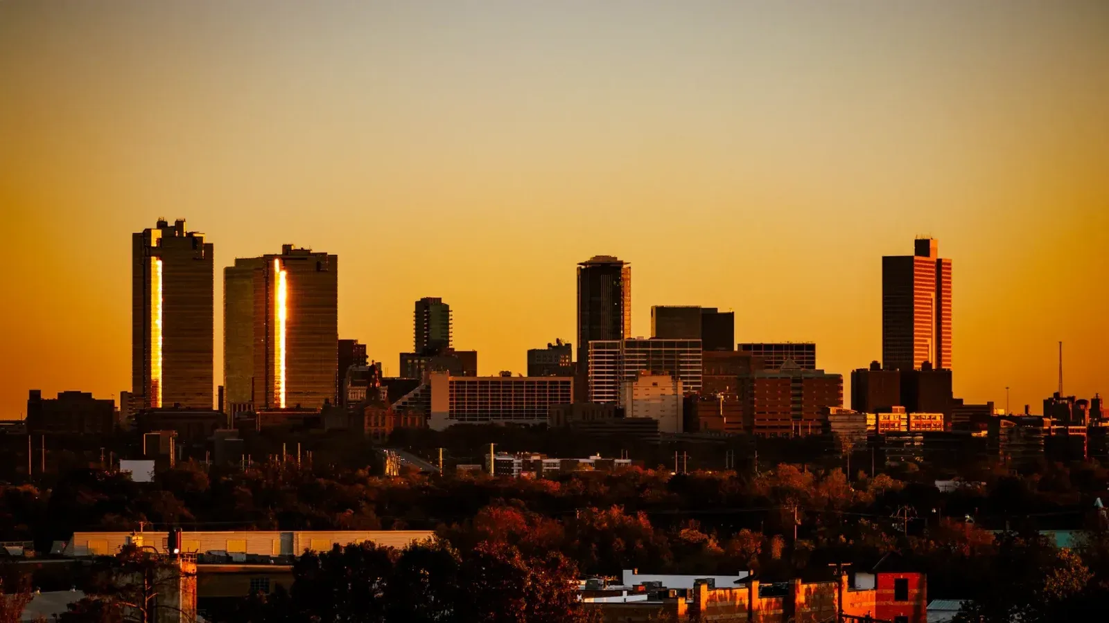Vista espectacular del atardecer de Fort Worth, horizonte de Texas. Los tonos cálidos resaltan la arquitectura de la ciudad.