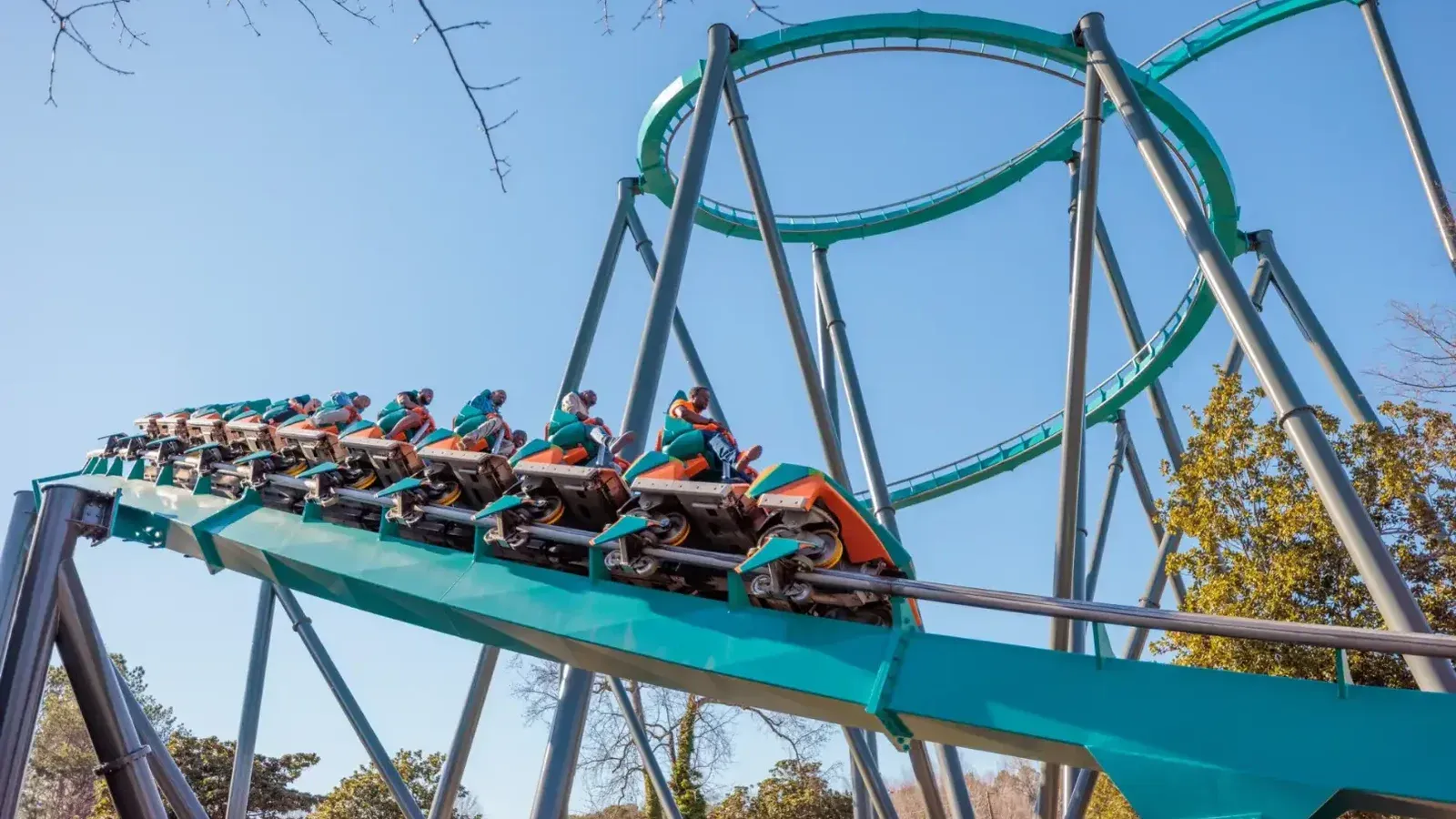 Un primer plano de ciclistas que experimentan la emoción de la montaña rusa Goliat en Six Flags sobre Georgia.