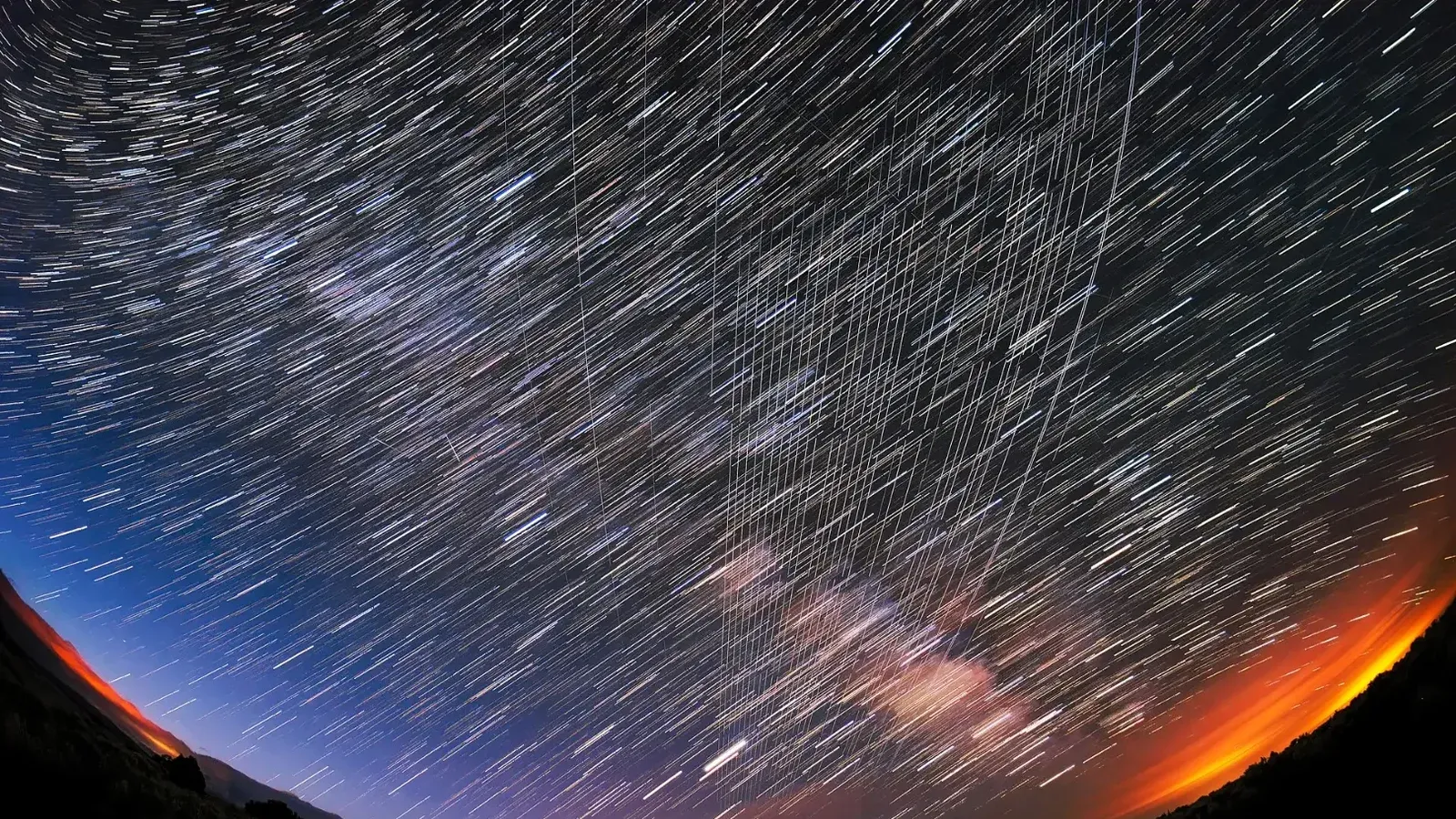 Los satélites de Starlink pasan por encima de la cabeza cerca del Bosque Nacional Carson, Nuevo México, fotografiado poco después del lanzamiento.