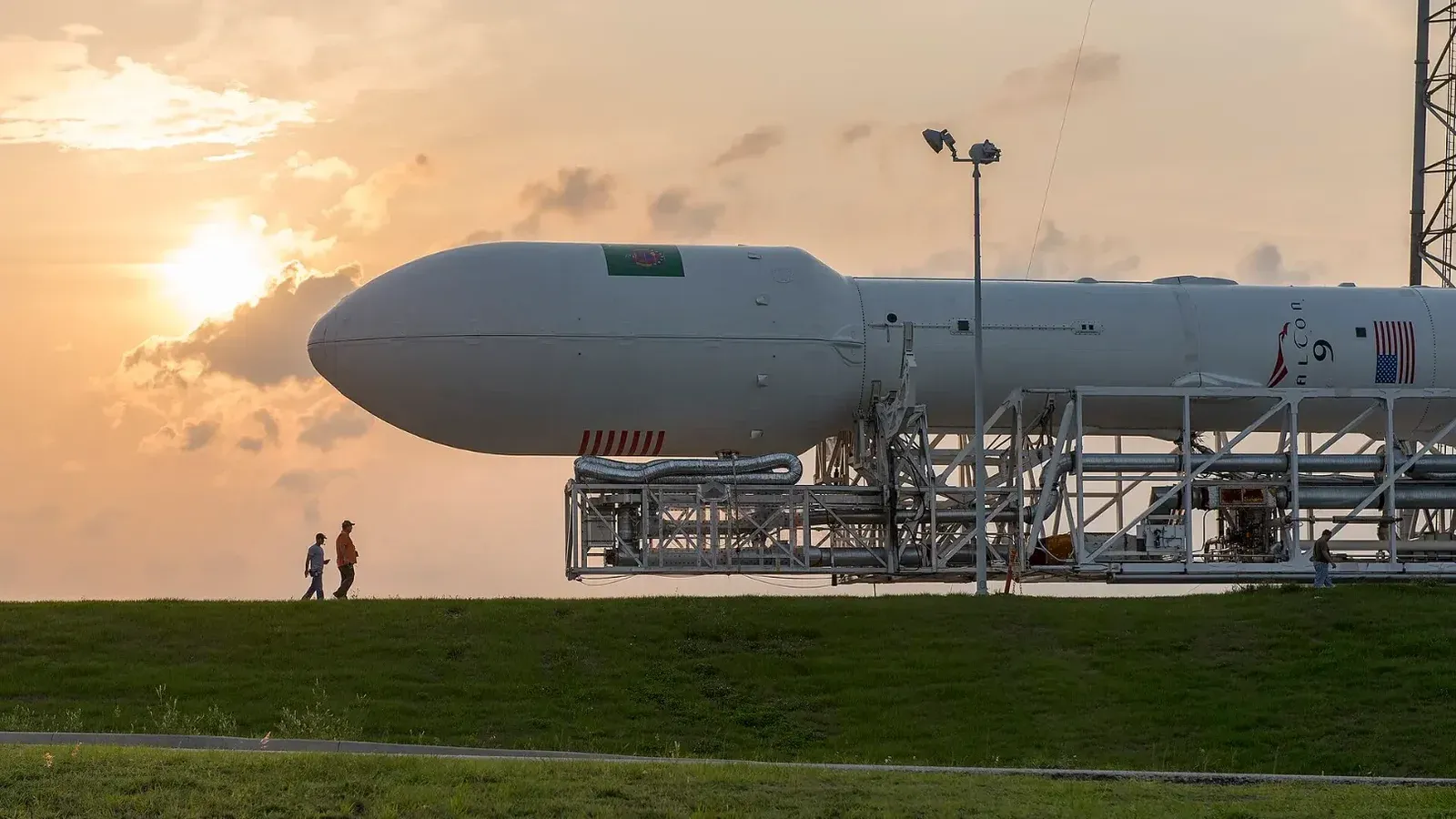 Un cohete SpaceX Falcon 9 v1.1 se lanza a Cape Cañaveral Space Launch Complex 40 el 26 de abril de 2015, antes del intento de lanzamiento del 27 de abril para el Turkmenälem52e/Monacosat