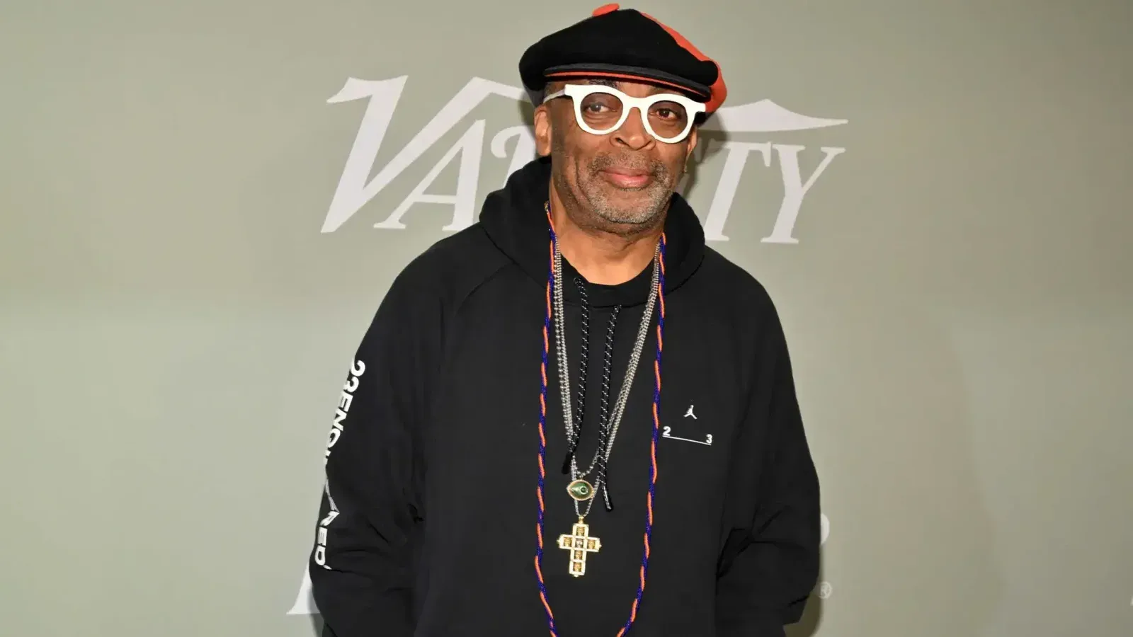 Spike Lee es sujetado durante una discusión con un aficionado en Yankee Stadium