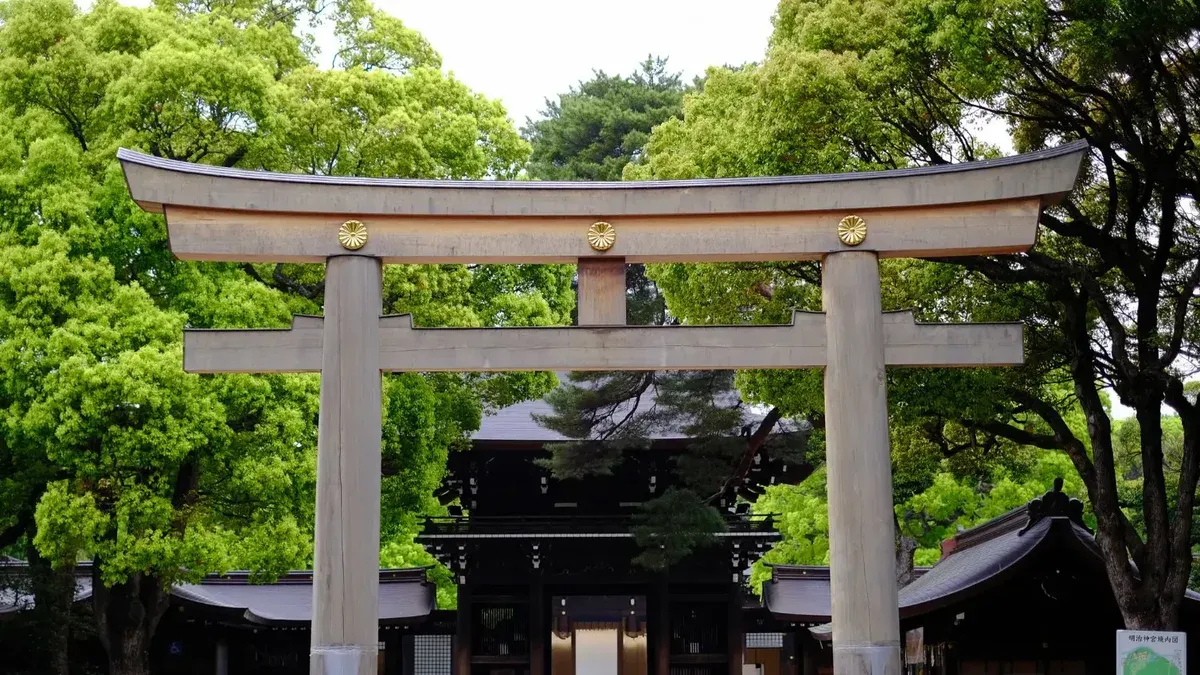Una vista serena de la icónica puerta Torii en la entrada del santuario Meiji en Tokio, Japón.
