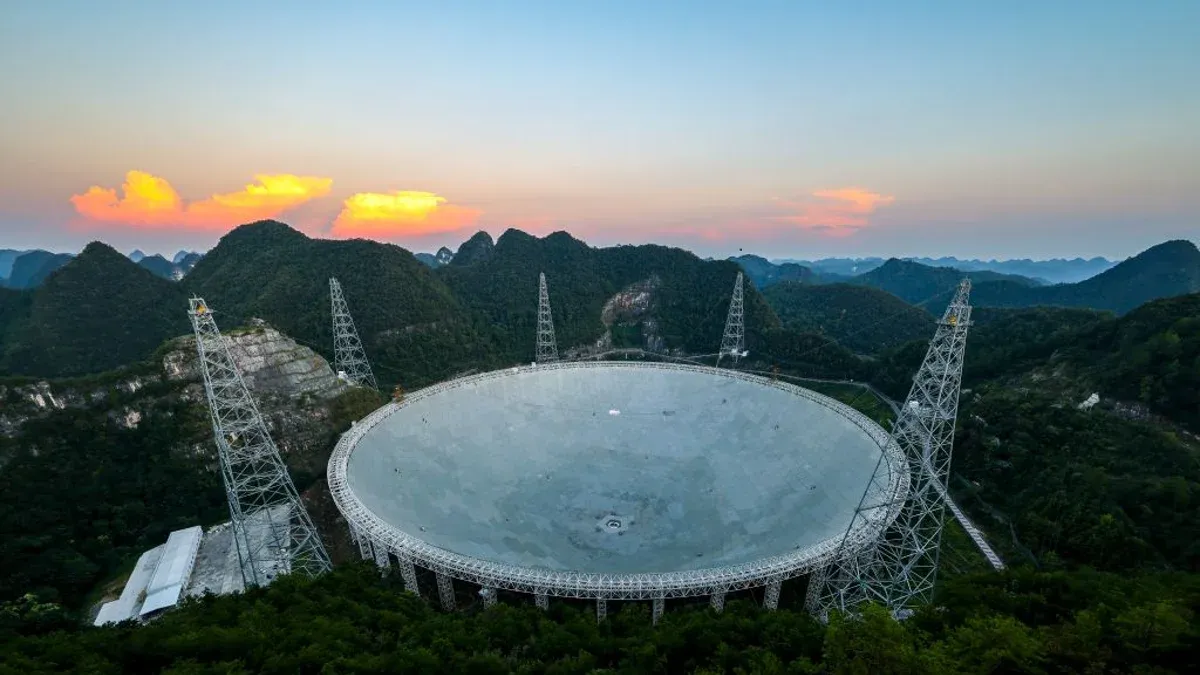 Telescopio FAST de China: Identifica un púlsar como parte de un sistema estelar triple primordial en evolución
