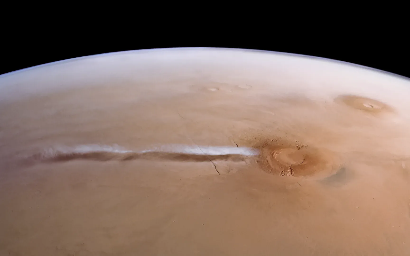The Arsia Mons Elongated Cloud as seen by Mars Express