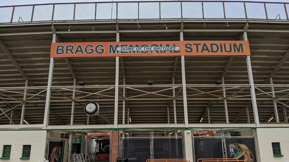 La entrada oriental del Estadio Memorial Bragg