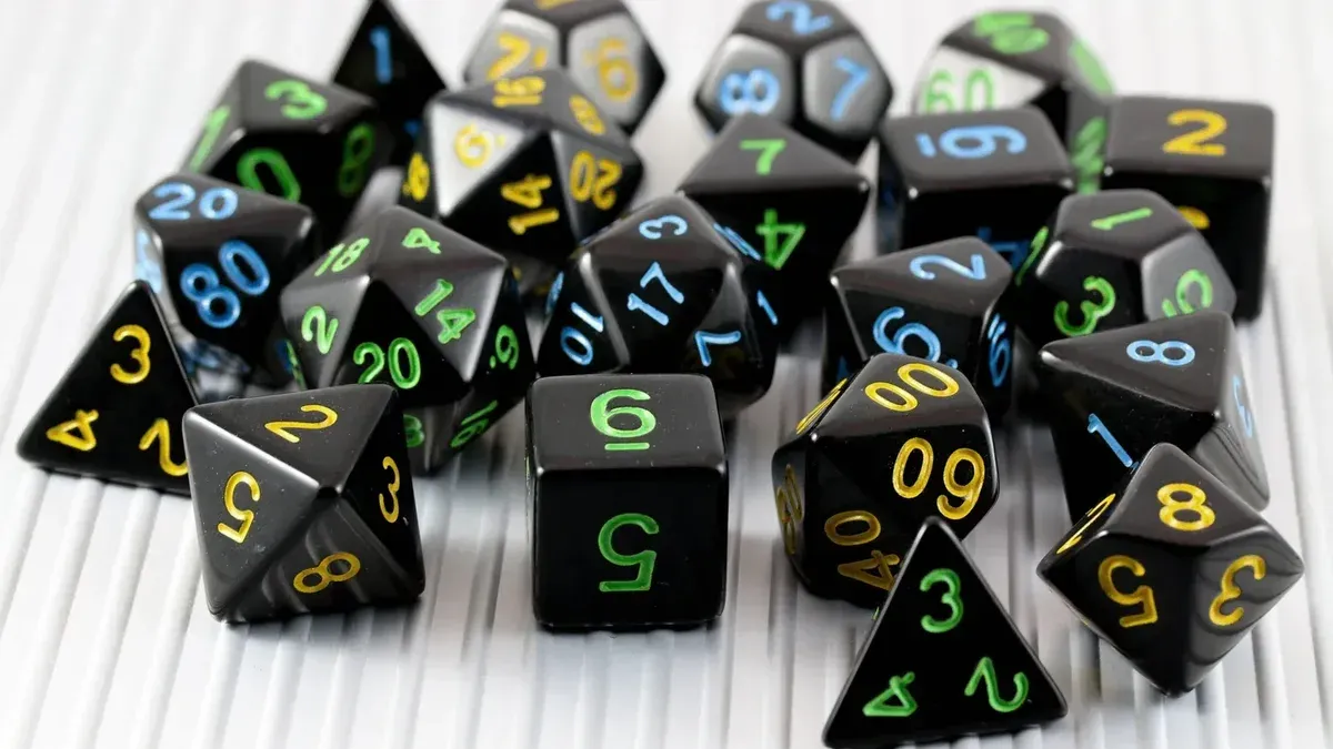 Dados de juego poliédricos negros utilizados para mazmorras y dragones y otros juegos de rol de mesa.