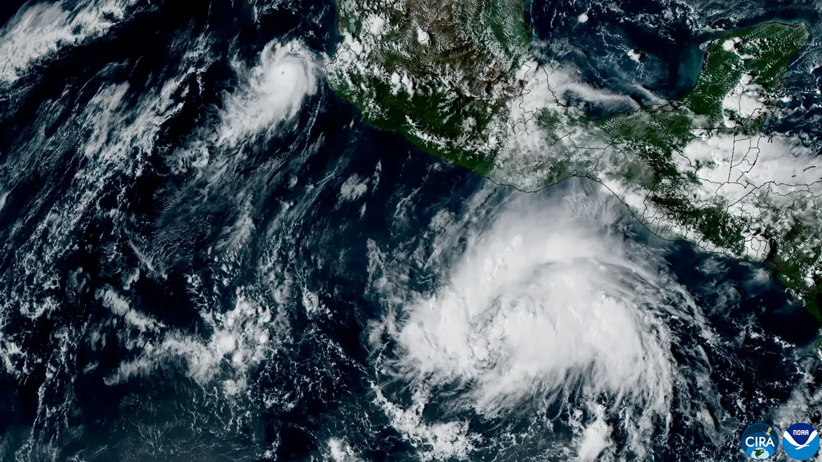 El huracán Simon cuelga cerca de México, mientras que la tormenta tropical Trudy se forma cerca en el Pacífico oriental.
