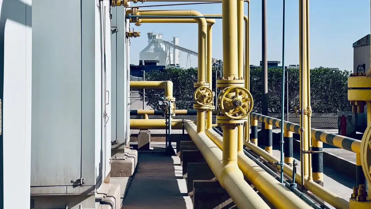 Una vista detallada de las tuberías industriales en una fábrica de Arabia Saudita.