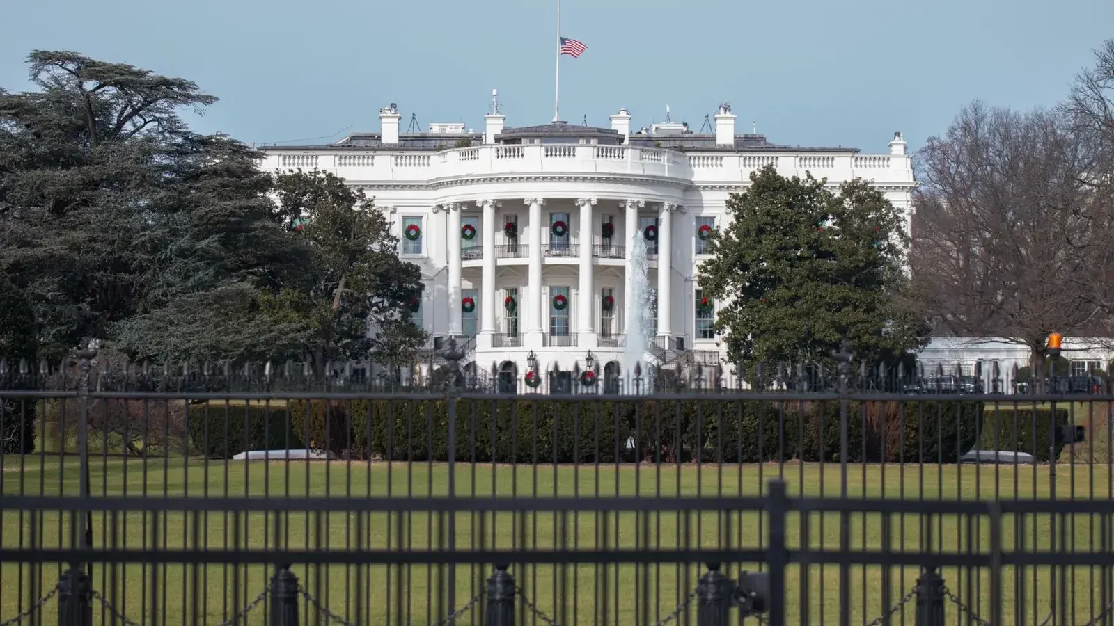 La Casa Blanca en Washington, DC, Estados Unidos, un símbolo del gobierno americano, adornada con decoraciones de invierno.
