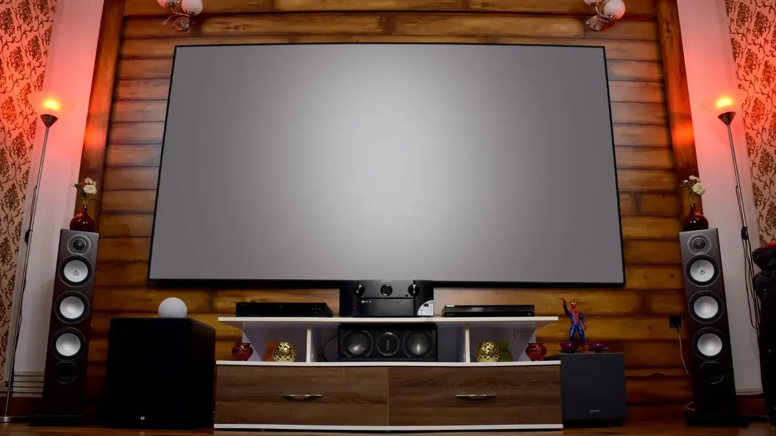 Elegante cine en casa con pantalla grande, sistema de audio y decoración, perfecto para el entretenimiento.