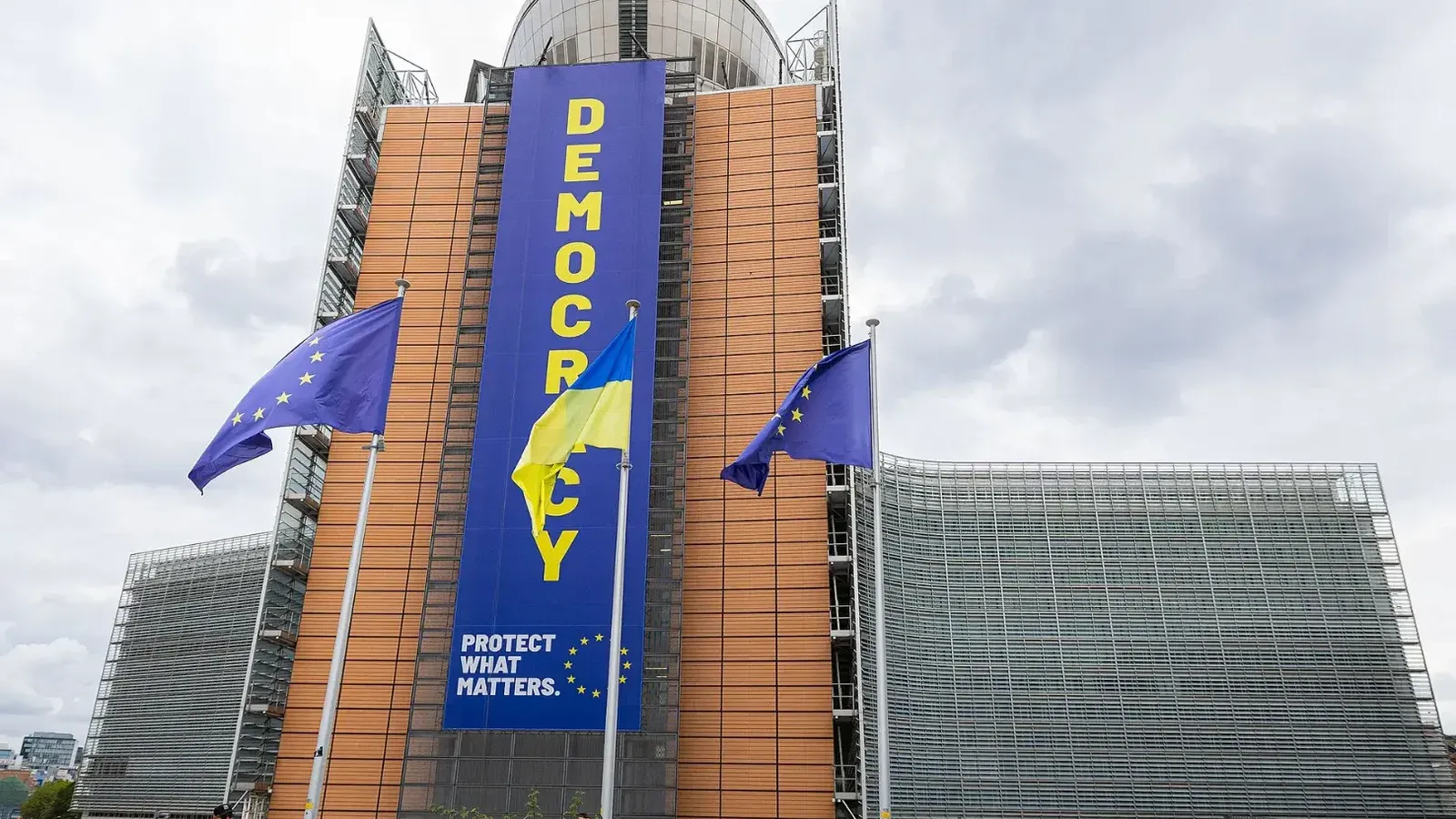 Banderas europeas y ucranianas ondeando frente al edificio Berlaymont