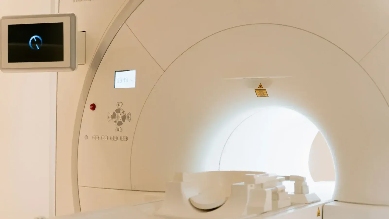 Vista cercana de un escáner CT moderno en un centro de atención médica.