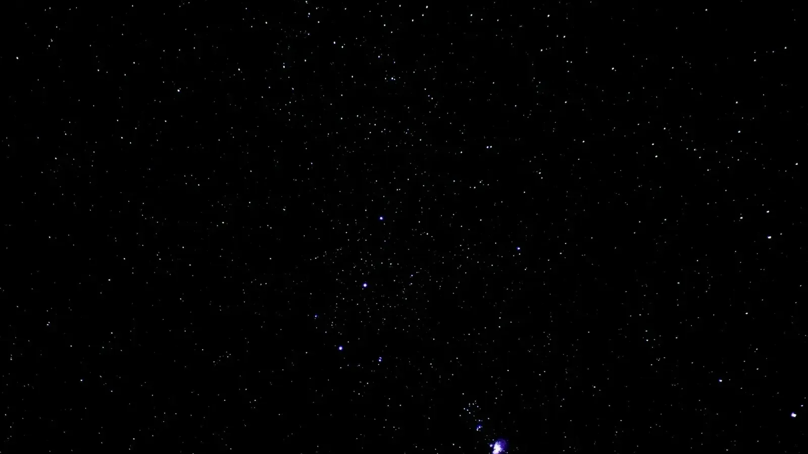 Hermoso cielo nocturno estrellado capturando constelaciones y cuerpos celestes.
