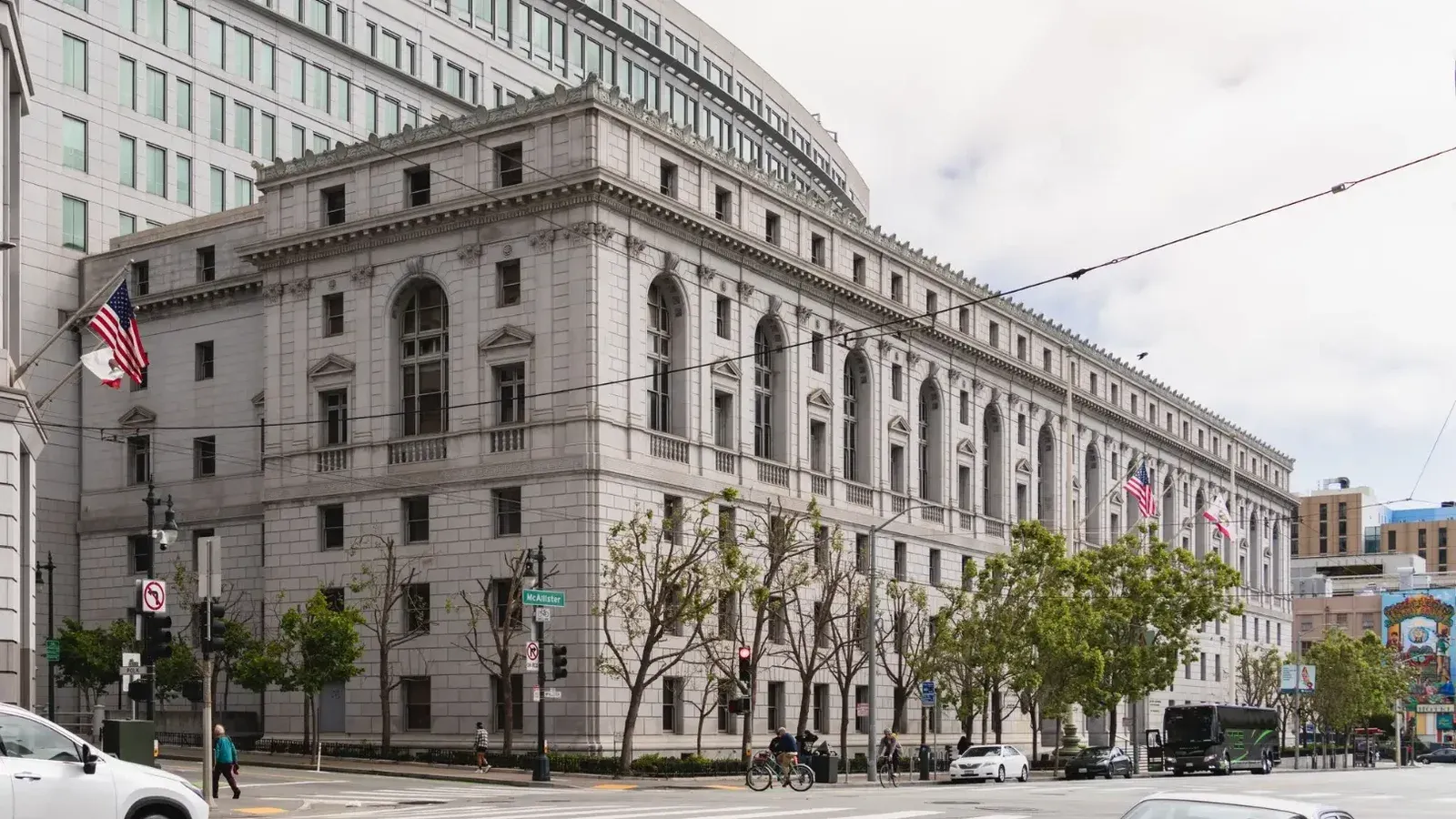 Elegante palacio de justicia neoclásico en San Francisco con banderas americanas afuera.