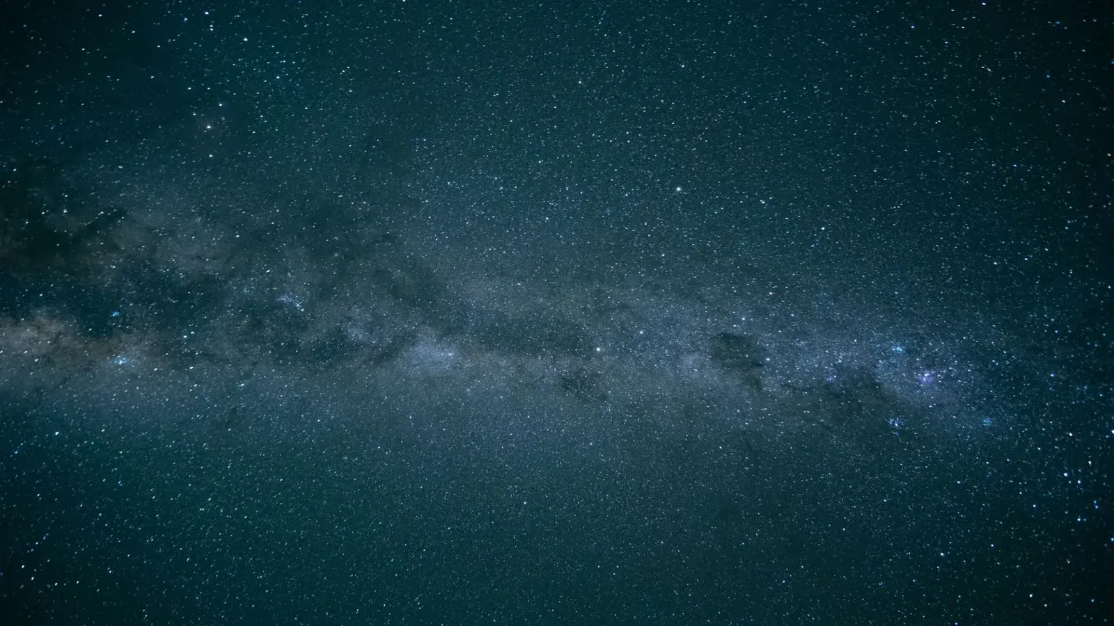 Captura de un cielo lleno de estrellas que destaca el esplendor de la Vía Láctea.