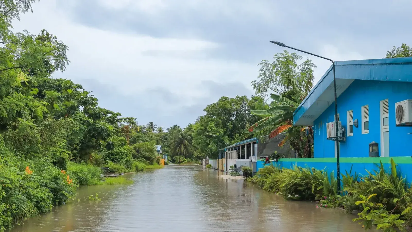Una calle tropical en Nolhivaranfaru, Maldivas, sumergida debido a las inundaciones.
