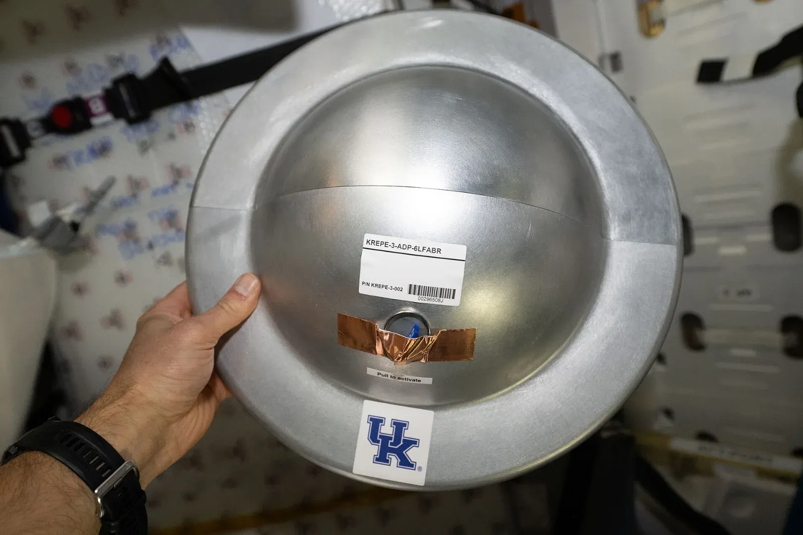 Una cápsula Krepe-3 se muestra dentro de la nave espacial Cygnus XL Cargo (ISS075E0185956)