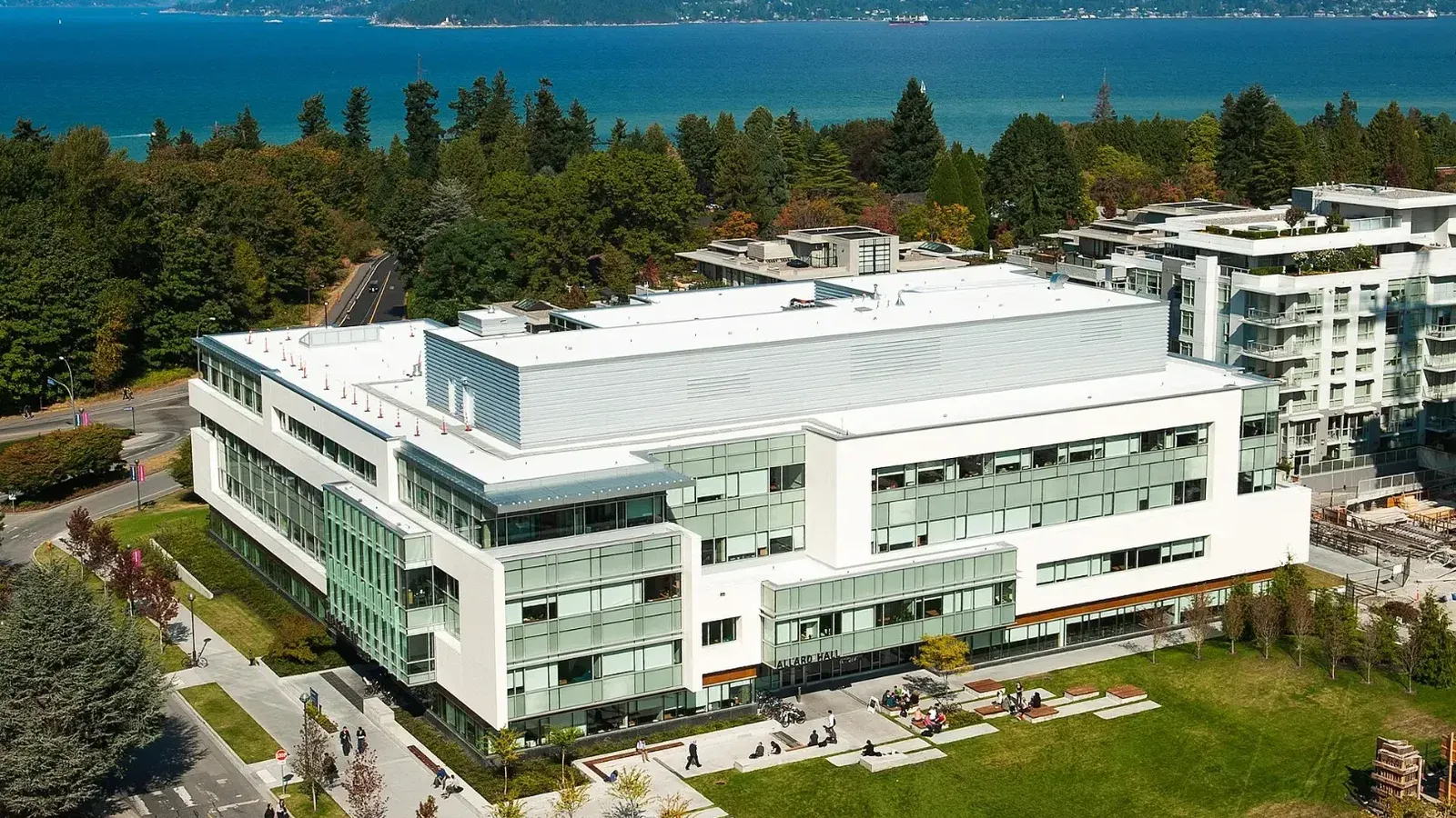 Vista aérea de la ley UBC en Allard Hall en Vancouver, Columbia Británica (Canadá).