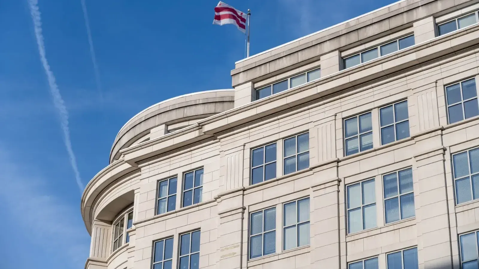 Exterior de un edificio en Washington DC con ondeando la bandera del Distrito de Columbia.