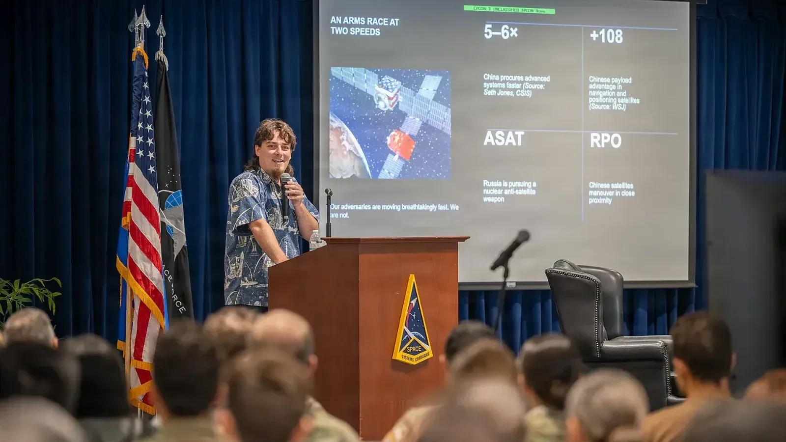Palmer Luckey, fundador de Anduril Industries, habla a los miembros de la fuerza laboral de Space Systems Command durante un evento de la serie de oradores "Guardian Everywhere" en la Base