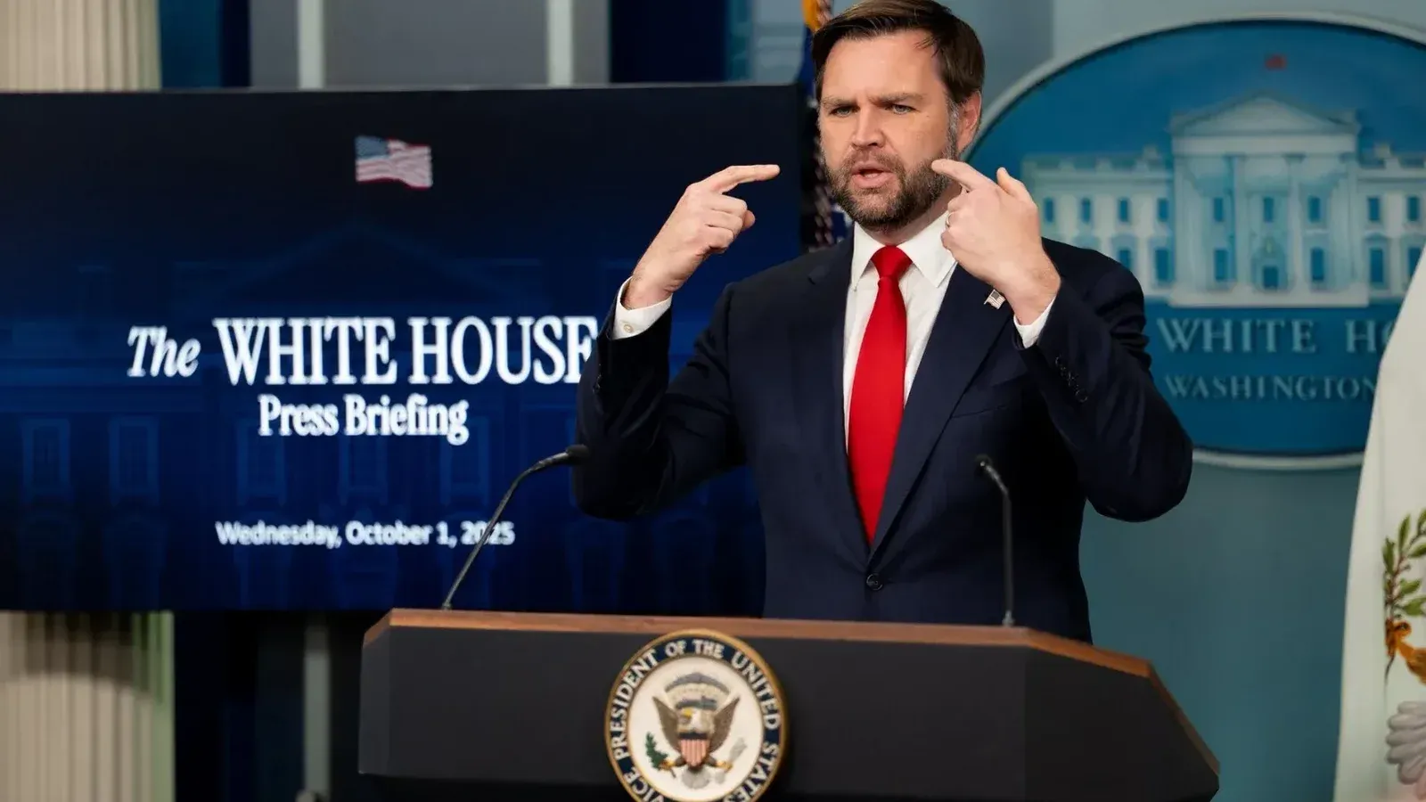El vicepresidente Vance responde a las preguntas sobre el cierre de Schumer en la conferencia de prensa de la Casa Blanca