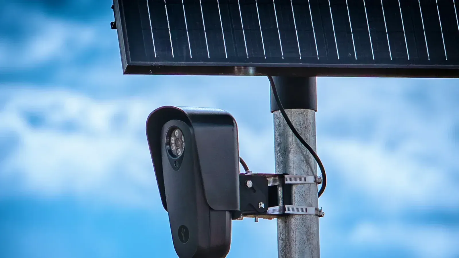 Un Flock Safety ALPR (lector de matrículas automatizado) en el condado de Jackson, Colorado, el 25 de mayo de 2026.