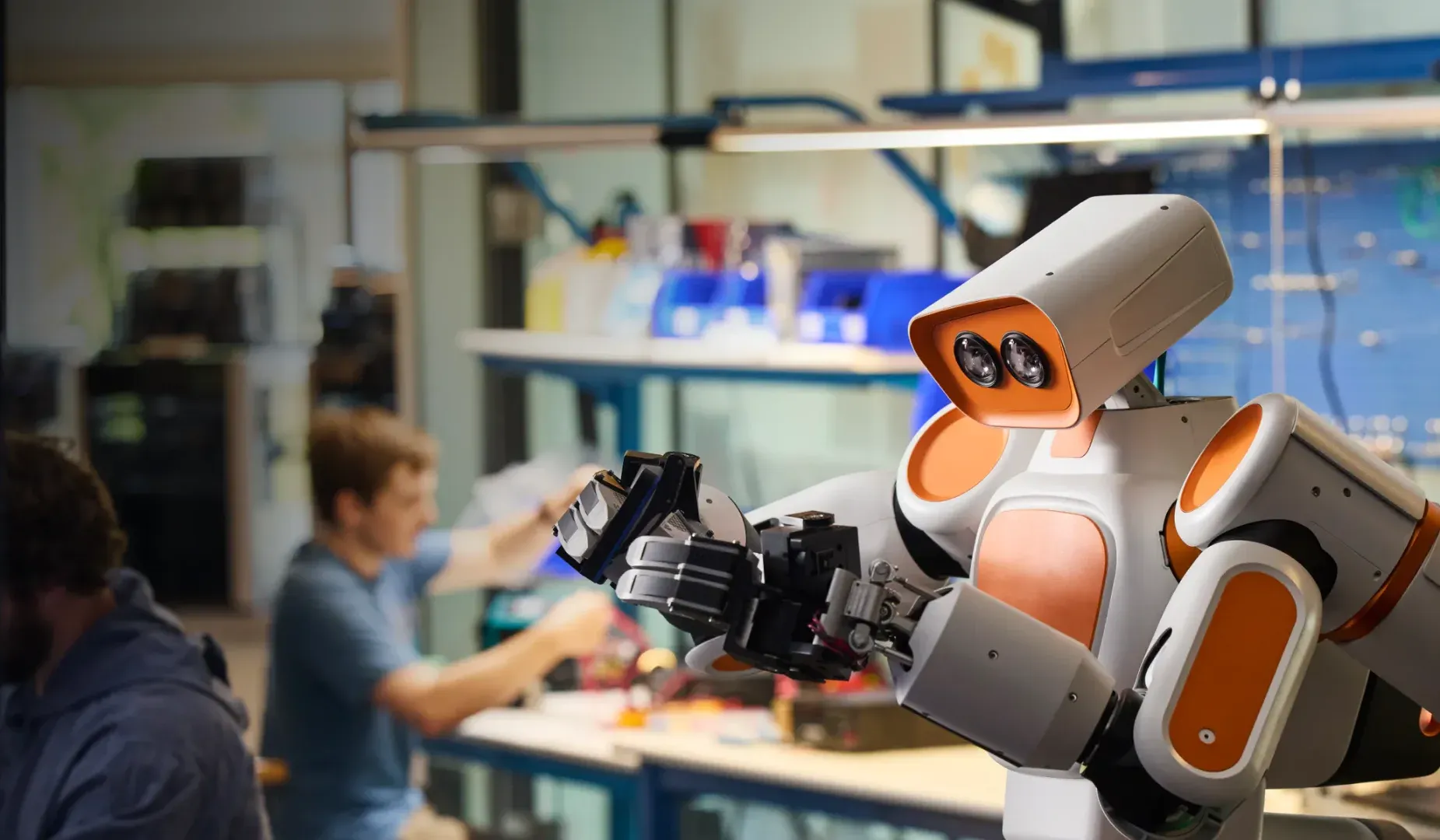 Walden Robotics despliega robots de propósito general en entornos de producción reales en fabricación y logística, haciendo un trabajo útil junto con la gente desde el primer día.