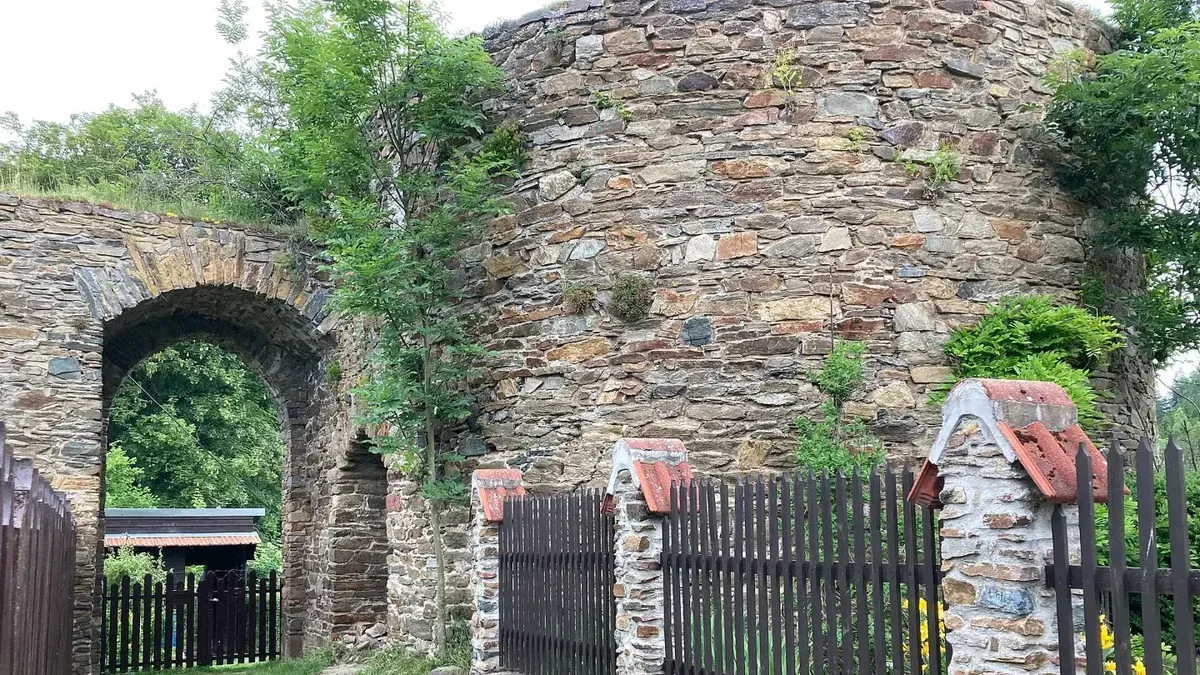 Zachované torzo věže hradu Talmberk.