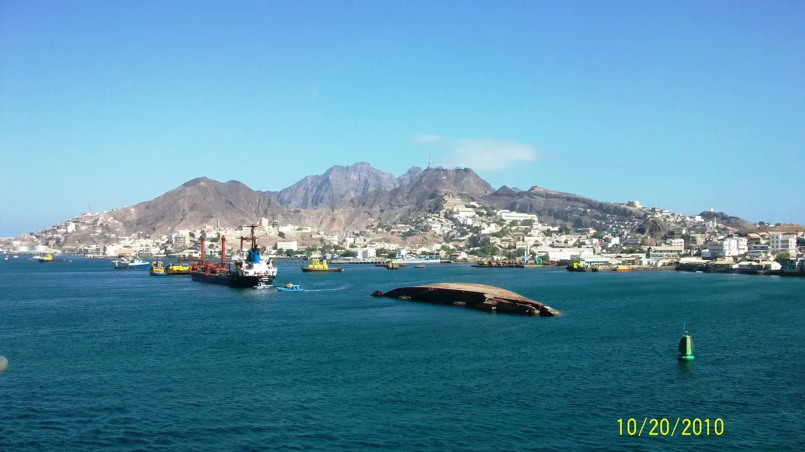 Una vista panorámica de la montaña y el paisaje urbano.