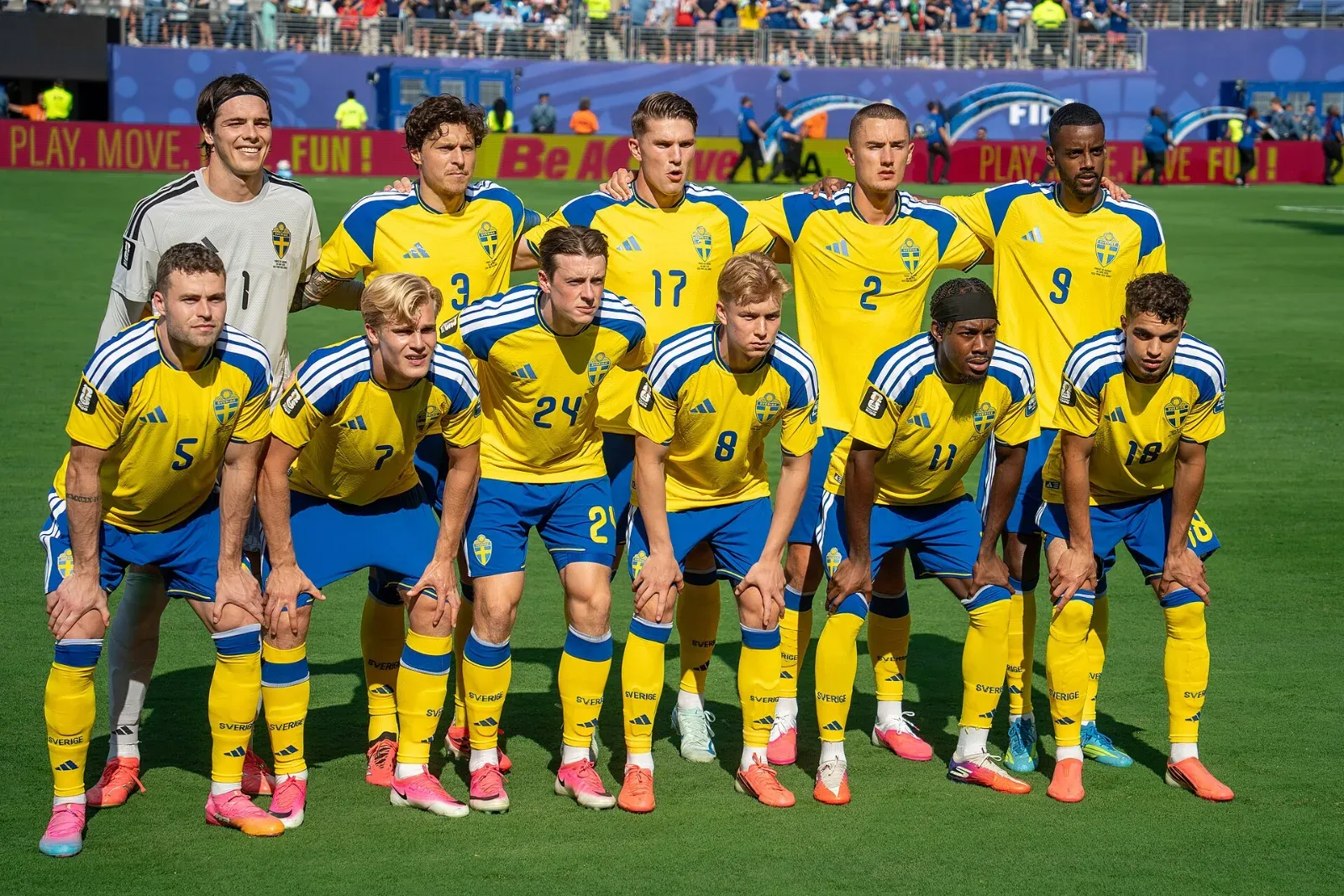 Once futbolistas de Suecia, con camiseta amarilla y pantalón azul, posan en dos filas sobre el césped; el portero viste de gris claro.